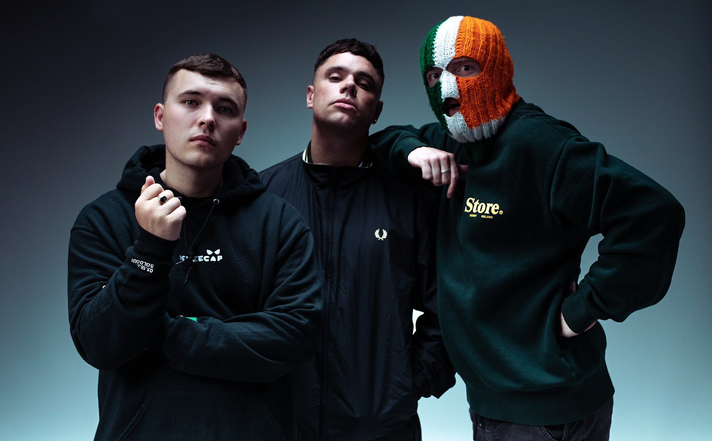 Do Česka míří hiphopoví Kneecap, bojovníci za svobodu slova. Poznejte historii hudebních protestů