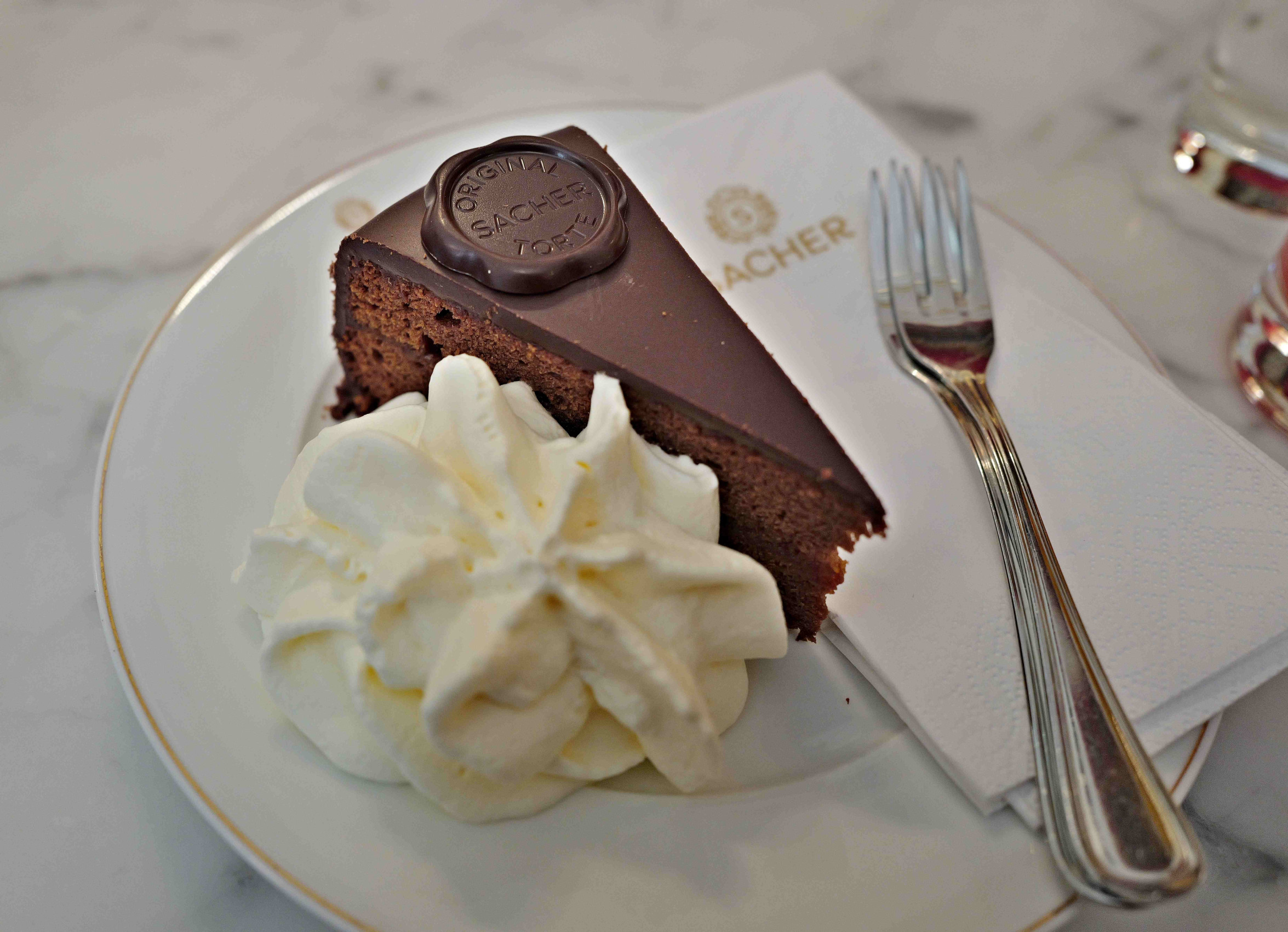 Do Vídně za tradicí a českou stopou. Na sachr se šlehačkou si vystojíte frontu, vynechat ho ale nemůžete