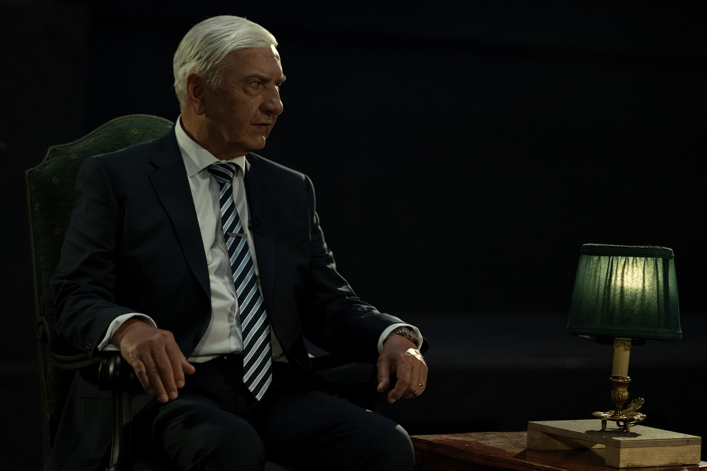 Co má KGB na českého prezidenta? Miroslav Donutil hraje ve špionském thrilleru Moloch Ruskem ovládanou hlavu státu