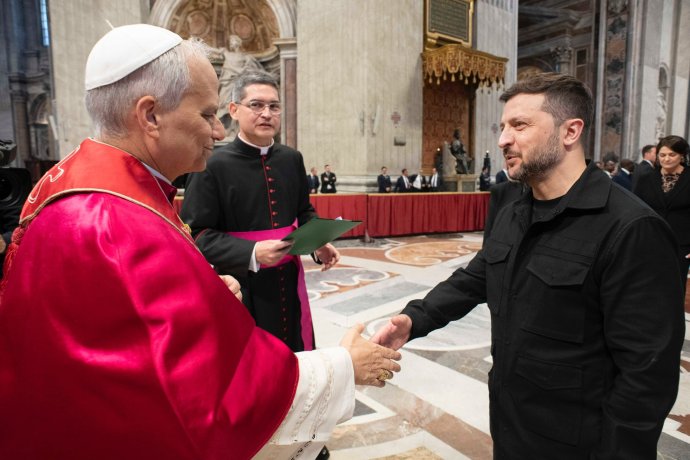 Papež Lev XIV. se ve Vatikánu zdraví s Volodymyrem Zelenským. Foto: kancelář ukrajinského prezidenta