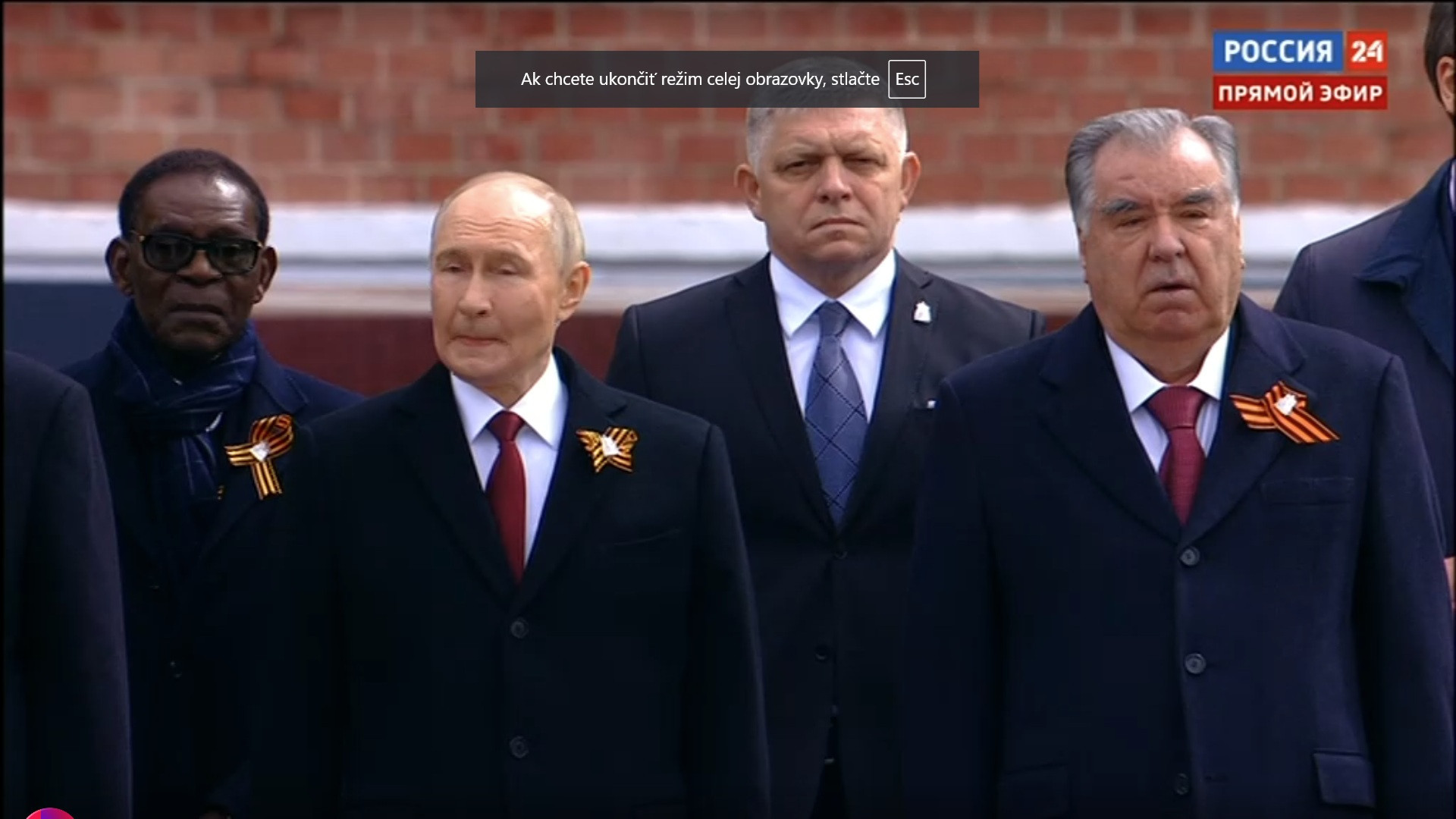 Fico se ukázal s Putinem u Rudého náměstí. Na záběrech z přehlídky vidět nebyl