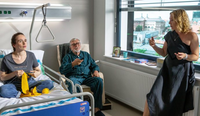 „Jediné, co si fakt hlídal, byl patos. ‚Tohle neřeknu. To bys k tomu ještě dala housle!‘“ Režisérka Tereza Kopáčová (vpravo) s Jiřím Bartoškou při natáčení seriálu Smysl pro tumor. Foto: Pavla Černá, Česká televize