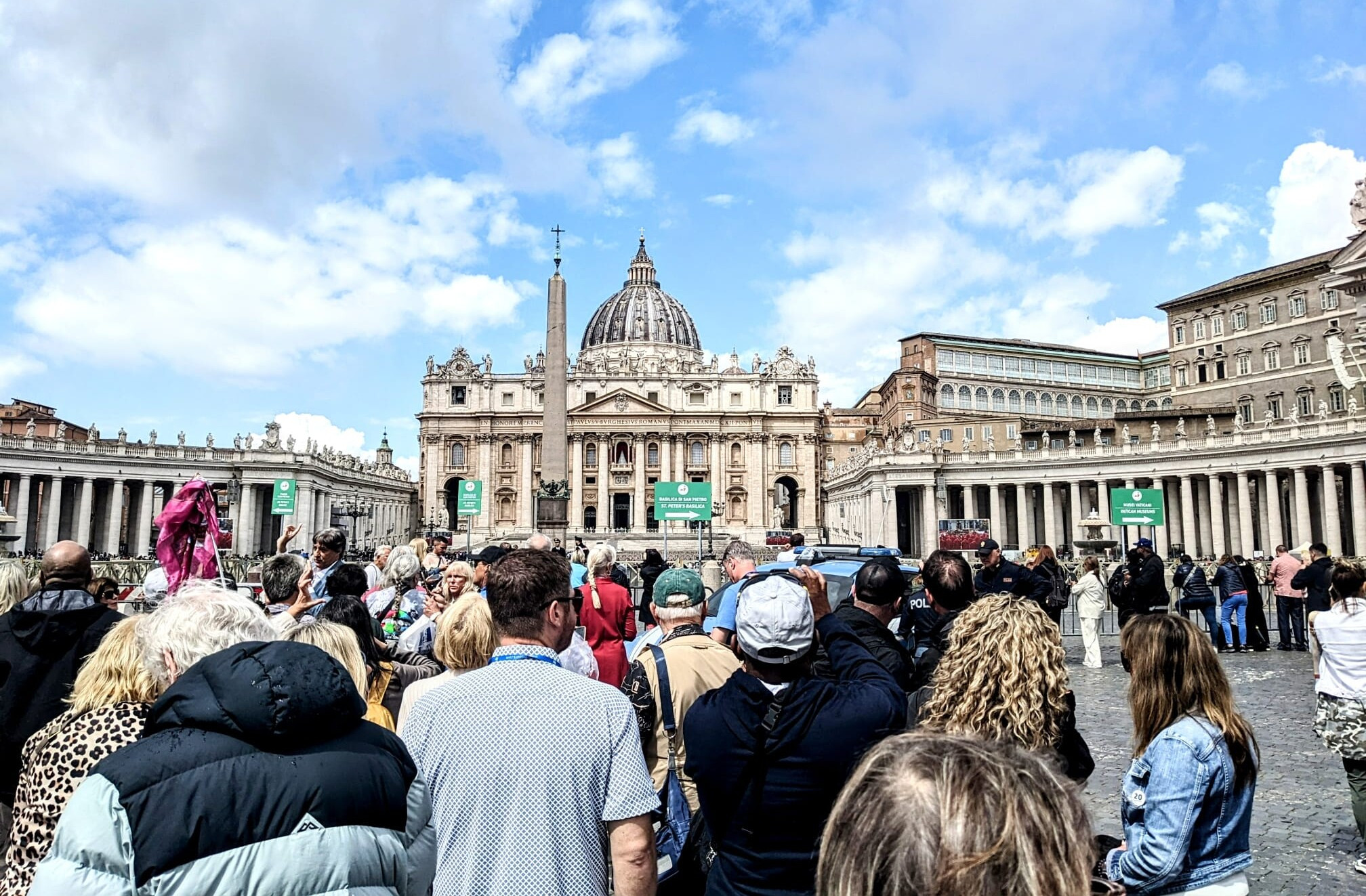 Chceme vidět bílý kouř. Ve Vatikánu je slyšet Čechy i Slováky, v názorech na papeže se liší