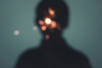 „Základem mikroradosti je naučit se držet v jedné ruce radost a ve druhé smutek,“ říká Spiegel. Foto: Liu Xia, Unsplash