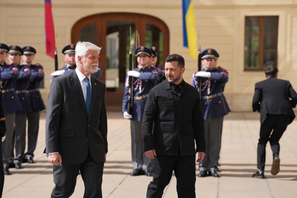 Ukrajinský prezident Zelenskyj s chotí Olenou dorazil na Pražský hrad. Přivítal jej prezident Petr Pavel s manželkou Evou i ministr zahraničí Lipavský. Foto: Jakub Plíhal, Deník N