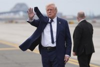 Donald Trump po příletu z Vatikánu, kde se zúčastnil pohřbu papeže Františka. Foto: Evan Vucci, ČTK / AP