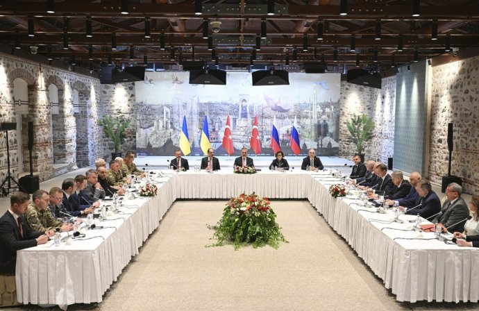 Vlevo ukrajinská, vpravo ruská a uprostřed turecká delegace na rusko-ukrajinském jednání v prezidentském paláci Dolmabahce v Istanbulu. Ukrajince vedl ministr obrany Rustem Umerov (sedmý zleva), Rusy Putinův poradce Vladimir Medinskij (sedmý zprava počítaje všechny od okraje stolu) a jednání vedl (aspoň na začátku s novináři) turecký ministr zahraničí Hakan Fidan (v čele uprostřed). Foto: Ramil Sitdikov, Sputnik/AP/ČTK