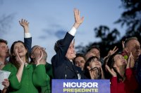 Zvolený rumunský prezident Nicușor Dan mává v Bukurešti příznivcům. Foto: Andreea Alexandru, AP/ČTK