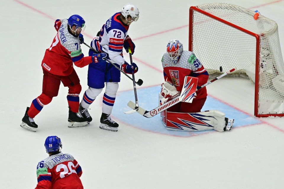 Češi v závěrečném utkání skupiny B na mistrovství světa v hokeji podlehli Američanům 2:5. Zleva nahoře David Špaček, Tage Thompson z USA a brankář Karel Vejmelka. Foto: Vít Šimánek, ČTK