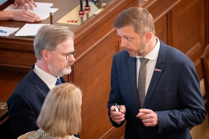 Některé poslance na klubu Starostů premiér úplně nepřesvědčil. Foto: Gabriel Kuchta, Deník N