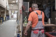 Prodavač si vydělá všude stejně. Ale co dělník, lékárník či AI vývojář? Velké srovnání mezd odhaluje rozdíly v regionech