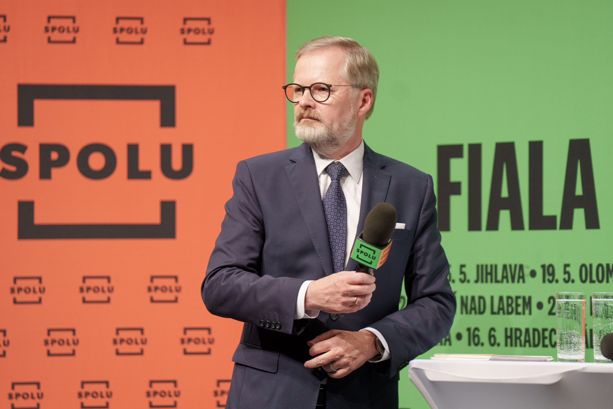 Spolu hlasy ve velkém neztrácí. Proč by ho měl nový průzkum přesto zneklidnit?