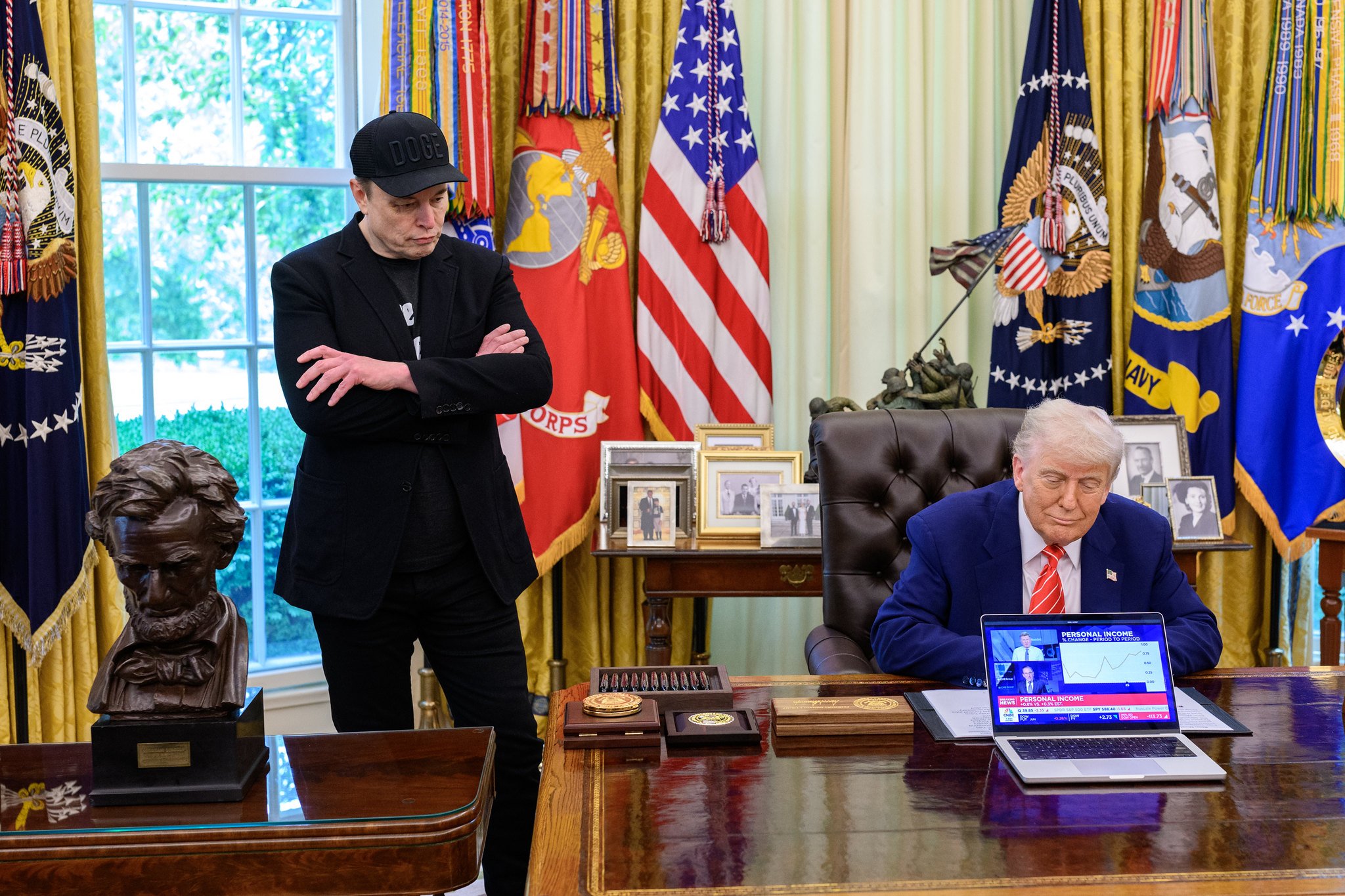 Miliardář Elon Musk se potichu vrací do vlády, bude radit armádě. Trumpův svět (619.–620. den)