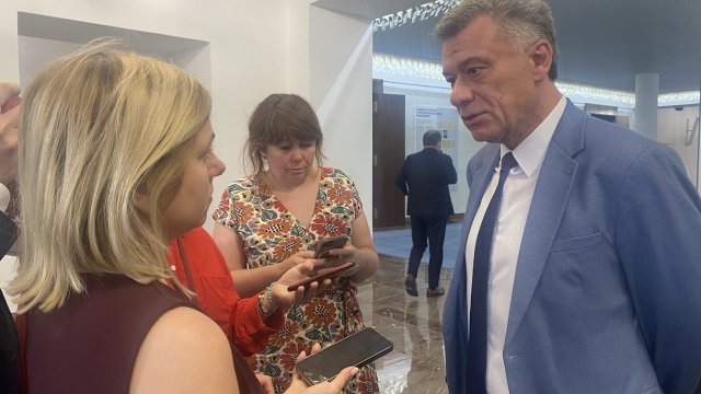 Končící ministr spravedlnosti Pavel Blažek (ODS) ve Sněmovně při rozhovoru s novináři. Foto: Markéta Boubínová, Deník N