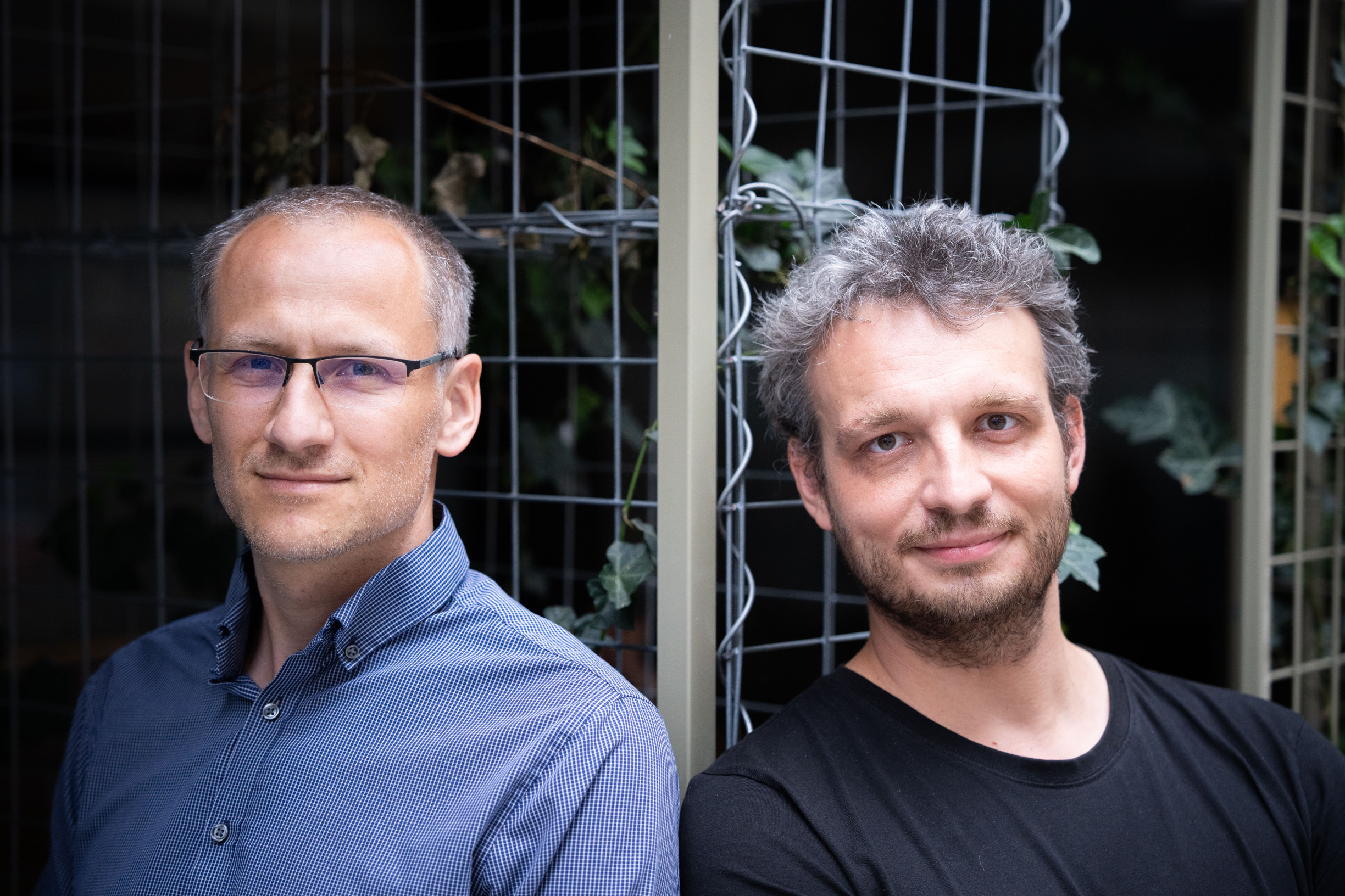 Lovci bazarových podvodníků narazili u ČNB. Nahlásil je muž z databáze podvodníků