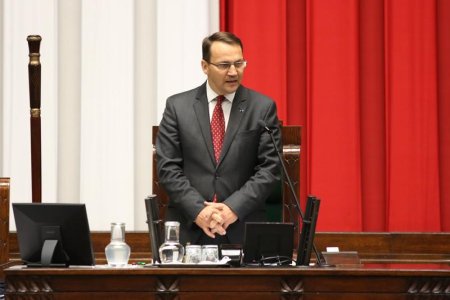 Polská vláda zbrojí na střet s prezidentem. Tusk posílil Sikorského, aby jím nebyl nahrazen