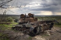 Zničený ruský tank u Izjumu. Foto: Tomáš Benedikovič, Denník N