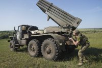 Raketomet Grad 30. samostatné mechanizované brigády během zaměřování na cíl. Foto: Andrii Marienko, ČTK / AP