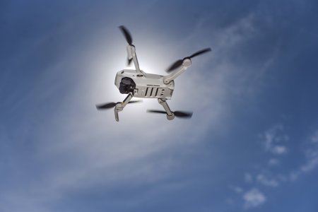Létají tiše v noci a nikdo neví, kdo je ovládá. Jak se v Německu ocitly stovky podezřelých dronů?