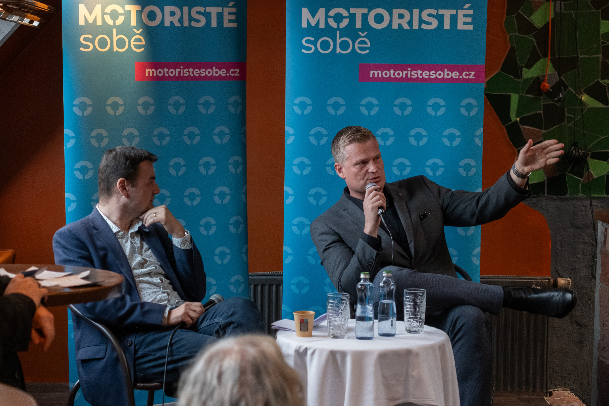 Tiché víno, cybertruck i foto s Turkem. Motoristé v Brně lákali moravské voliče