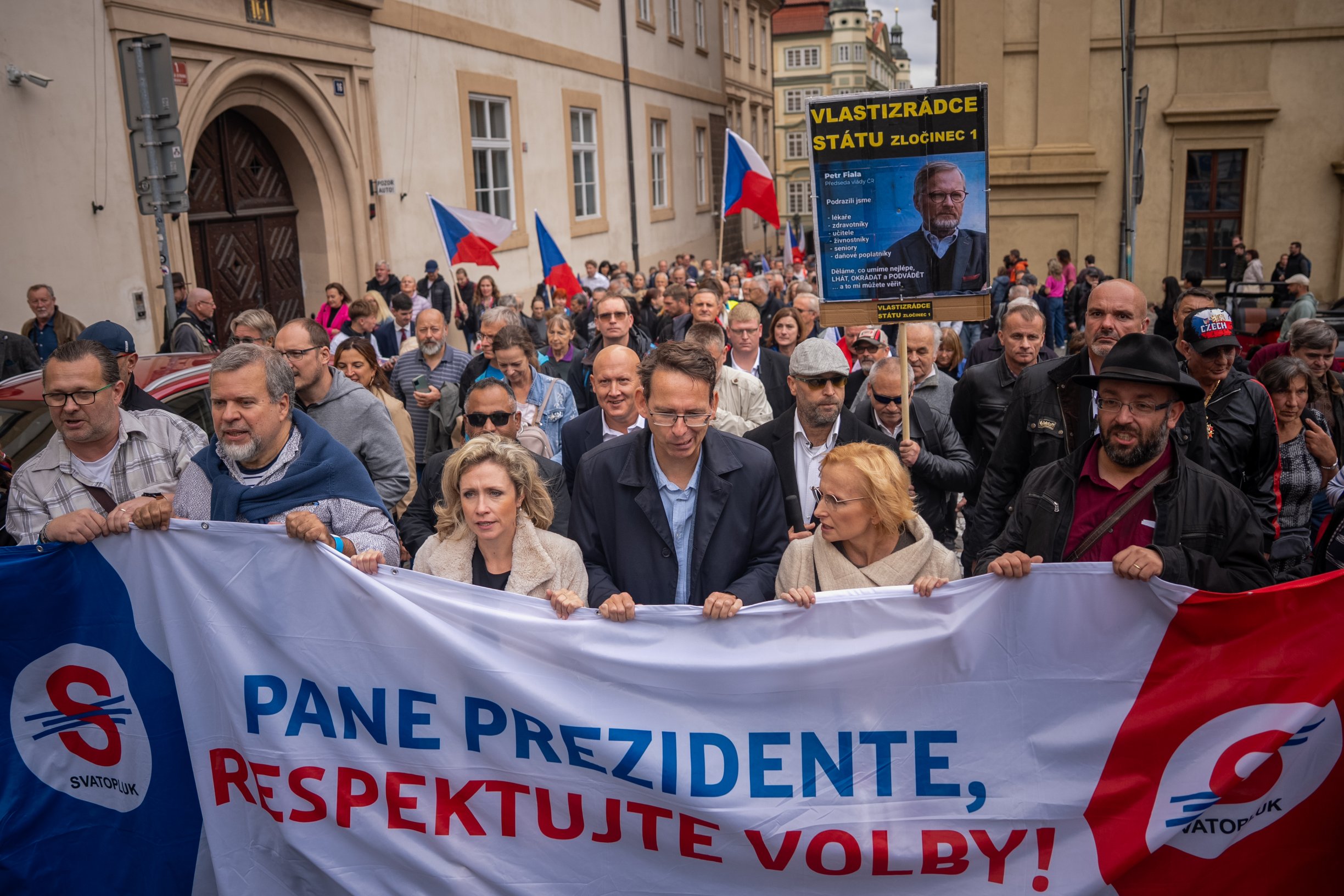 Neziskovka najímá v Praze žáky na rozdávání politických letáků vládních stran. Zároveň spolupracuje s prokremelským spolkem