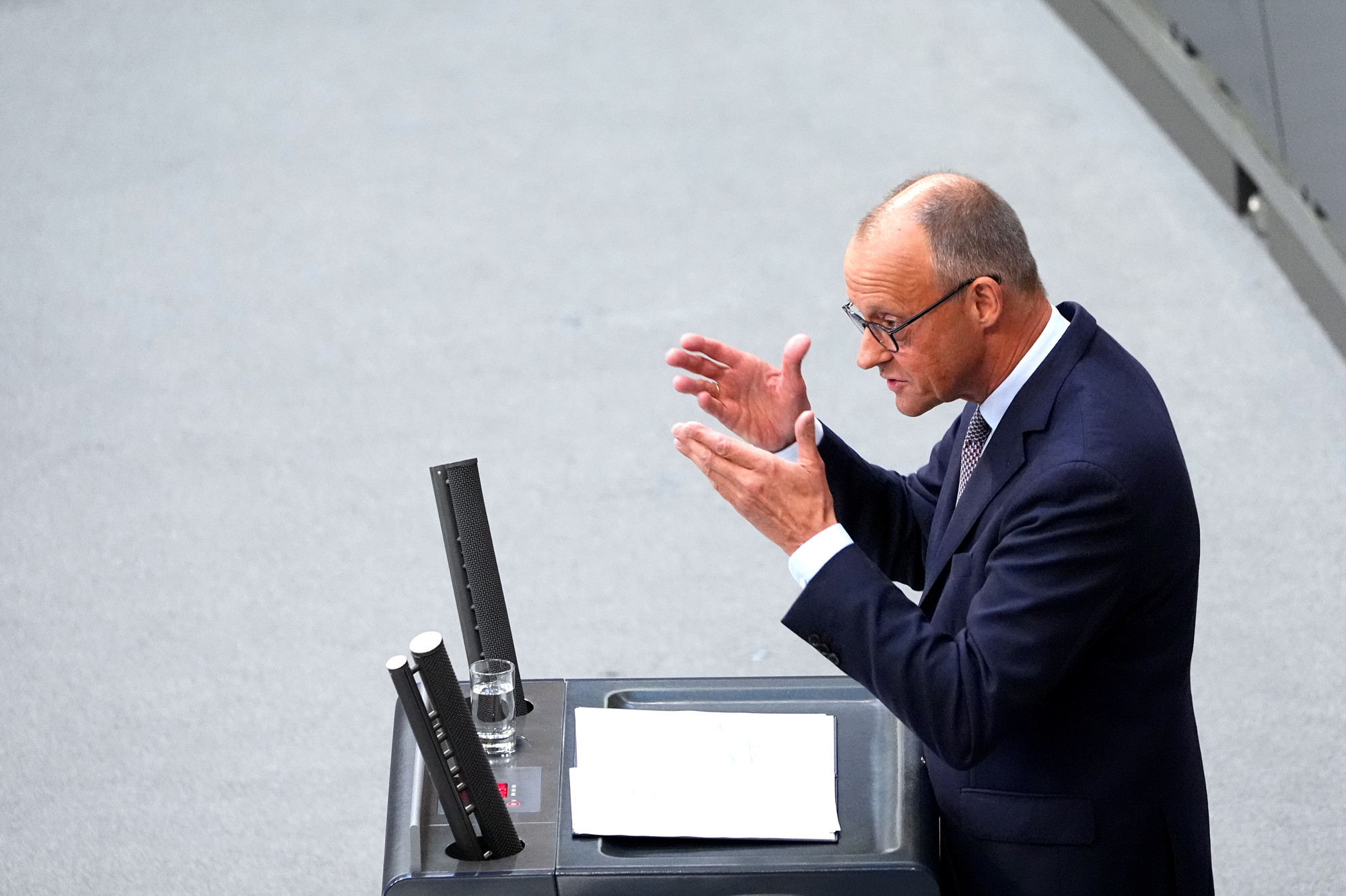 Vraťte se domů. Už nemáme důvody pro váš azyl, vzkázal Syřanům německý kancléř