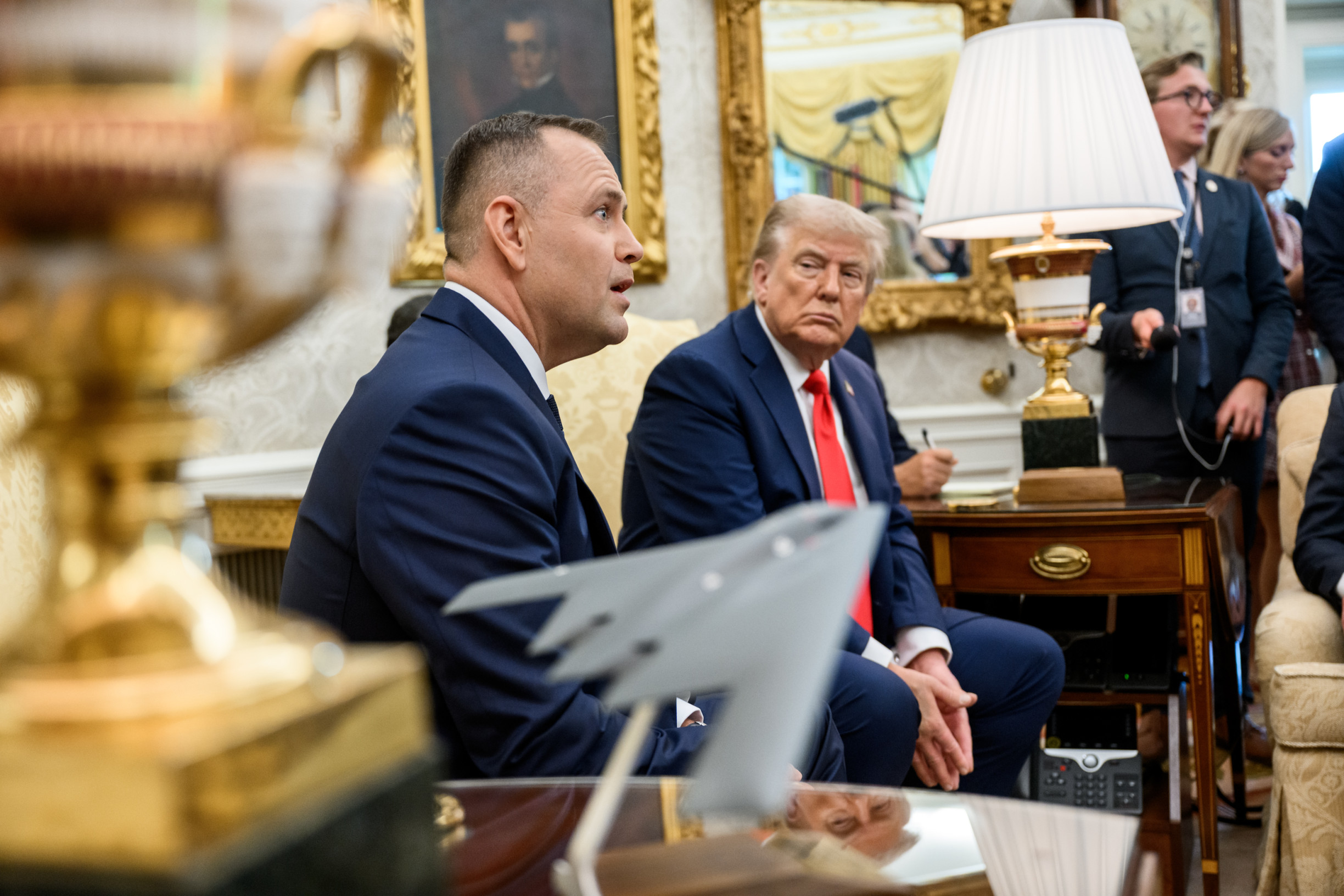 Trumpův svět (235. den): Prolézání kurníků a chyby ředitele FBI. Spojené státy chaoticky hledají Kirkova vraha