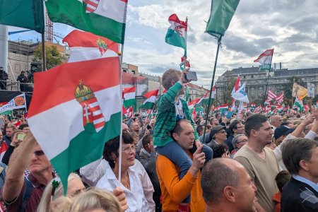 „Chraňte se před klubkem zmijí! – Nevěřte mně, věřte sobě!“ Reportáž z konkurenčních budapešťských demonstrací