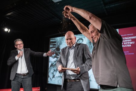 Srdečný reportážní příběh o úžasném i děsivém životě na Kubě