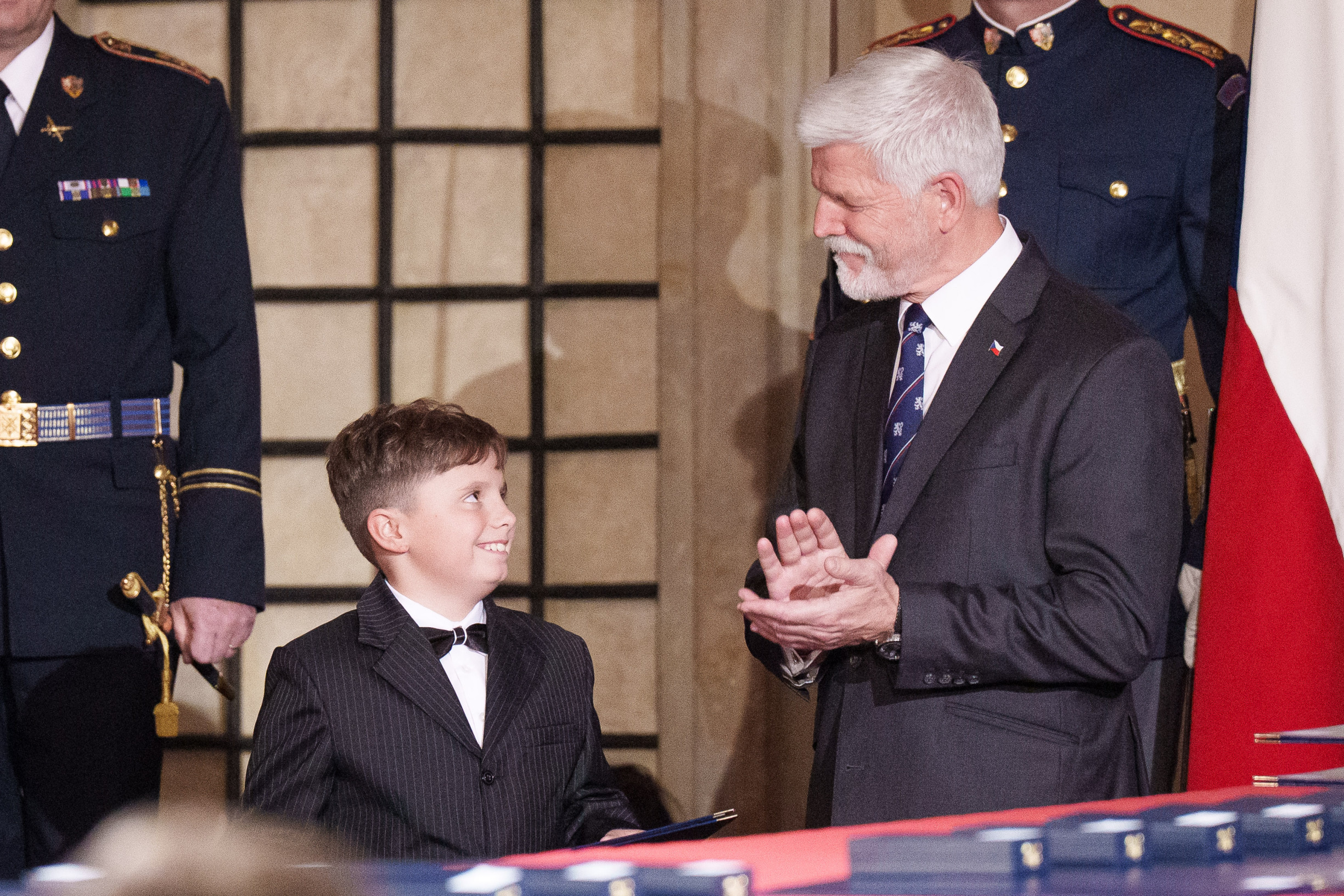 Velký vzkaz malého hrdiny. Proč je pro všechny dobré, že prezident ocenil devítiletého Šimona