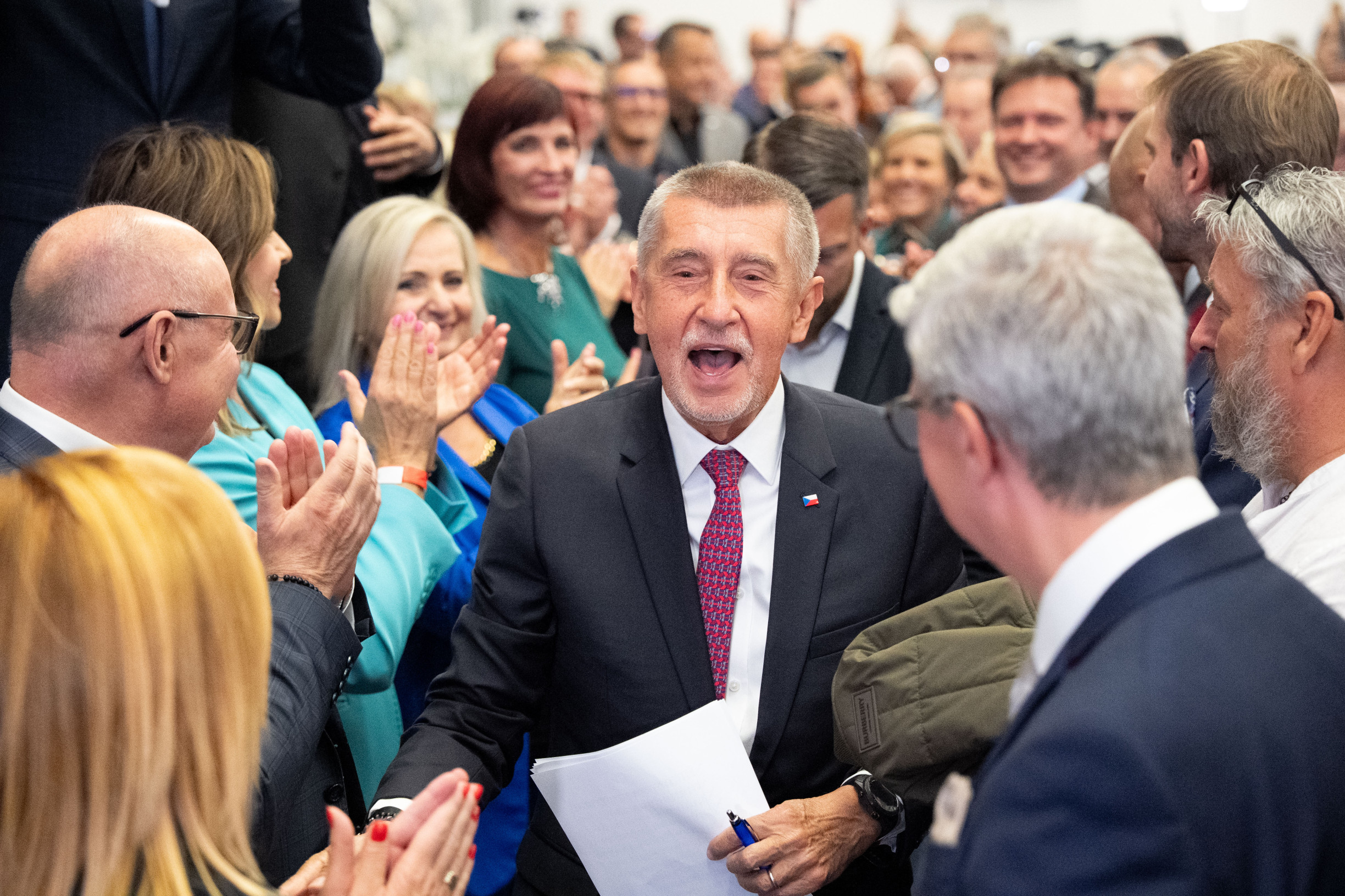 Obrazem: „Budeme pařit.“ Jak Babiš slavil volební výhru a jak porážku přijalo Spolu?