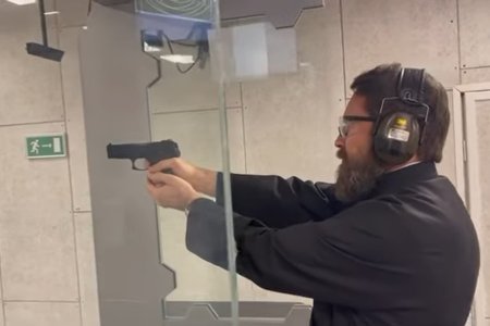 Šéf ruského pravoslaví v Česku má problém: získali jsme video, jak střílí v centrále FSB