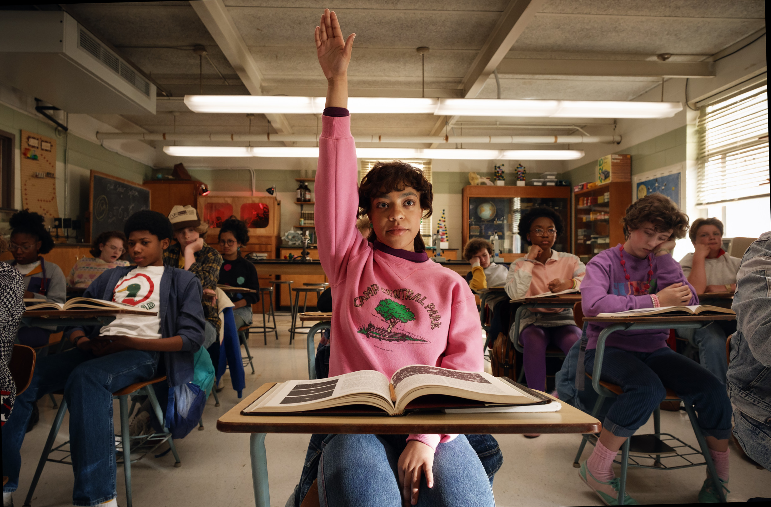 Vánoční tipy: Prosinec na streamech přinese sváteční komedie, krimi i finále Stranger Things