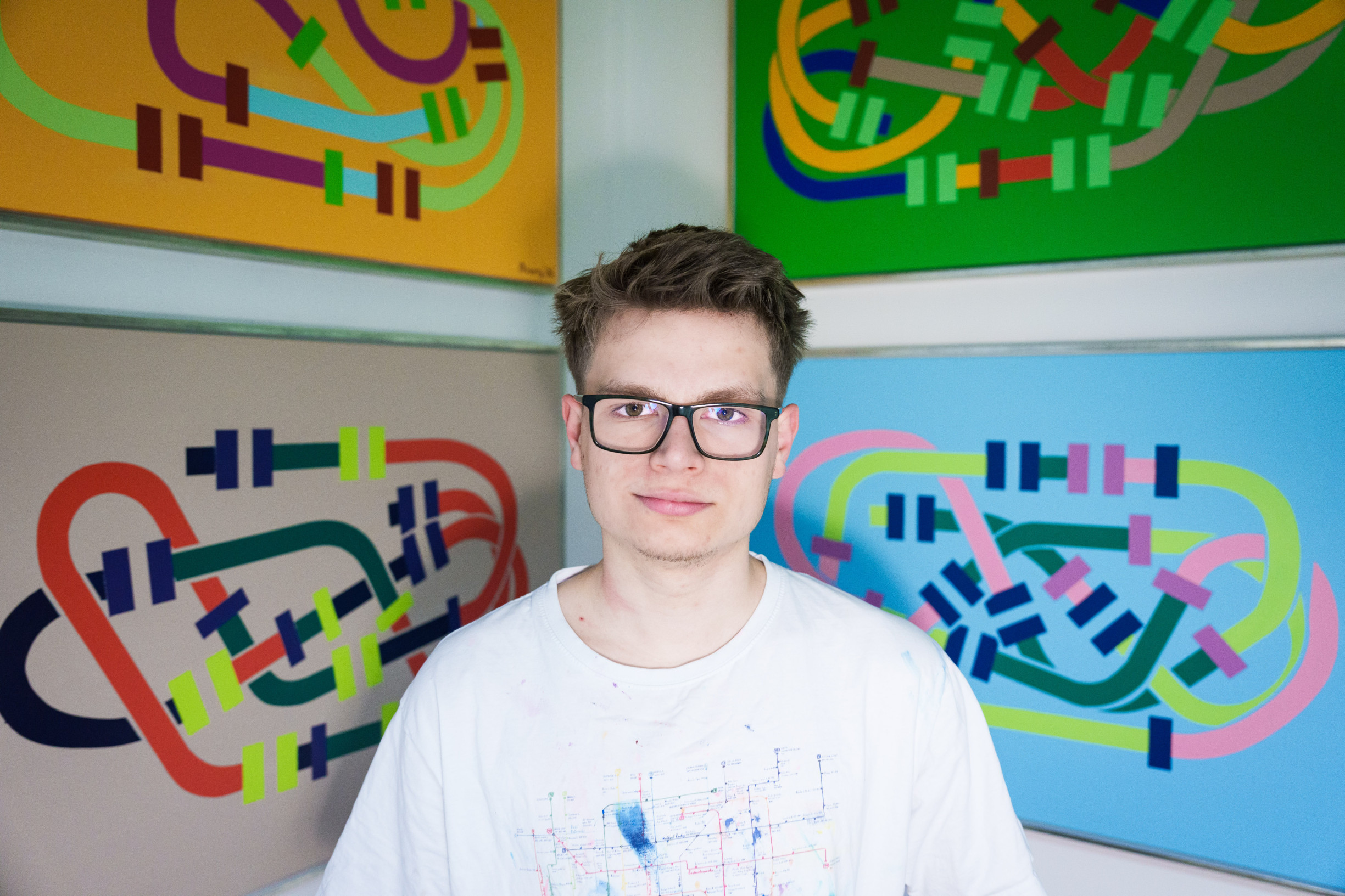 „Nevyčerpává mě syn, ale přístup společnosti.“ S umělcem Maattym a jeho matkou o inkluzi, šikaně a nové tramvaji