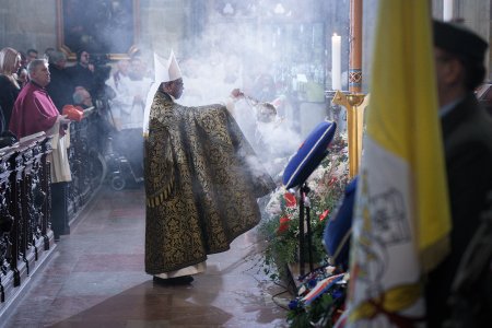 Obrazem: Dukův pohřeb zahájily letouny, Strach četl z Bible, rakev nesl i Vondra