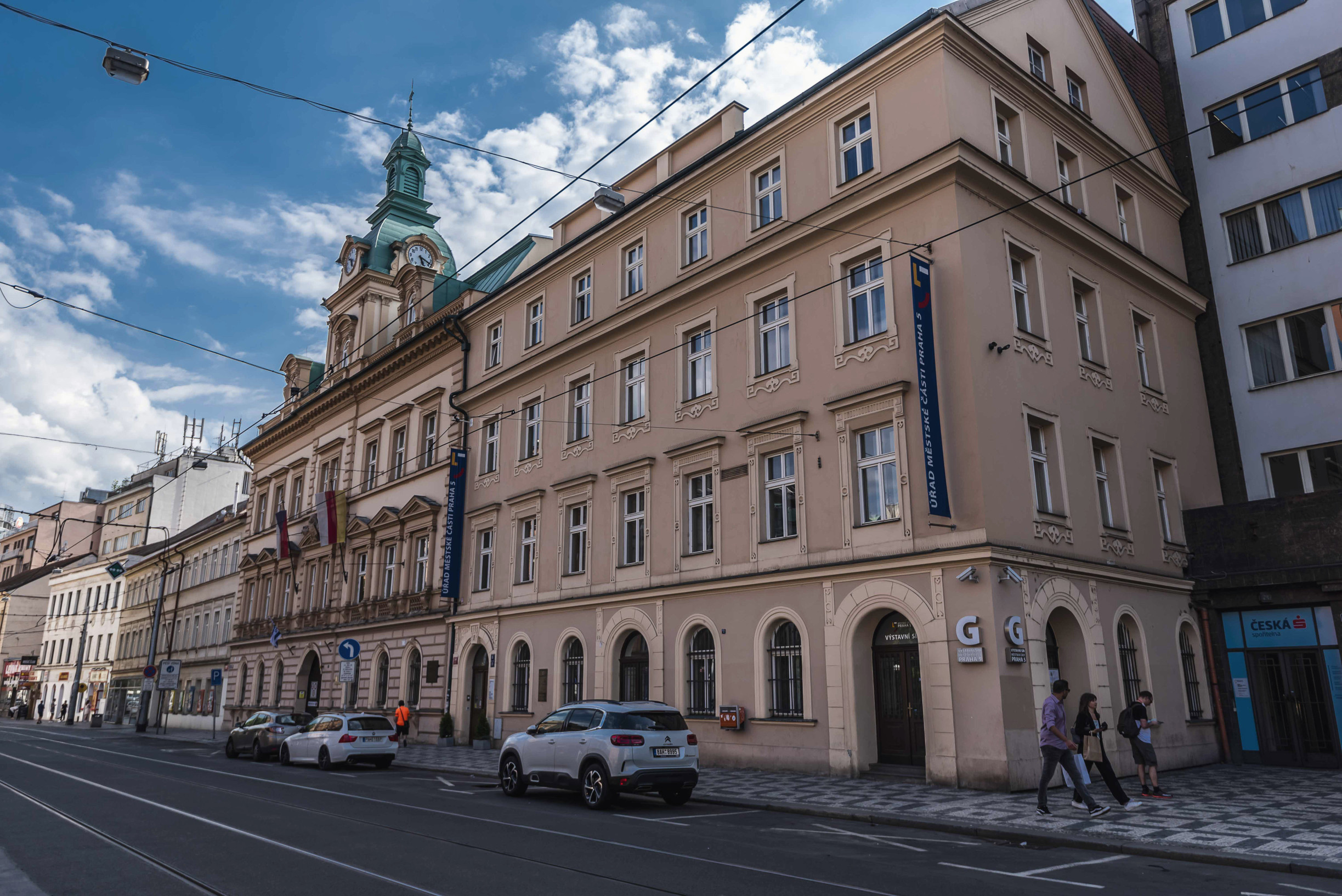Praha 5 přehodnocuje zakázky za desítky milionů. Řešil je úředník stíhaný v kauze Dozimetr