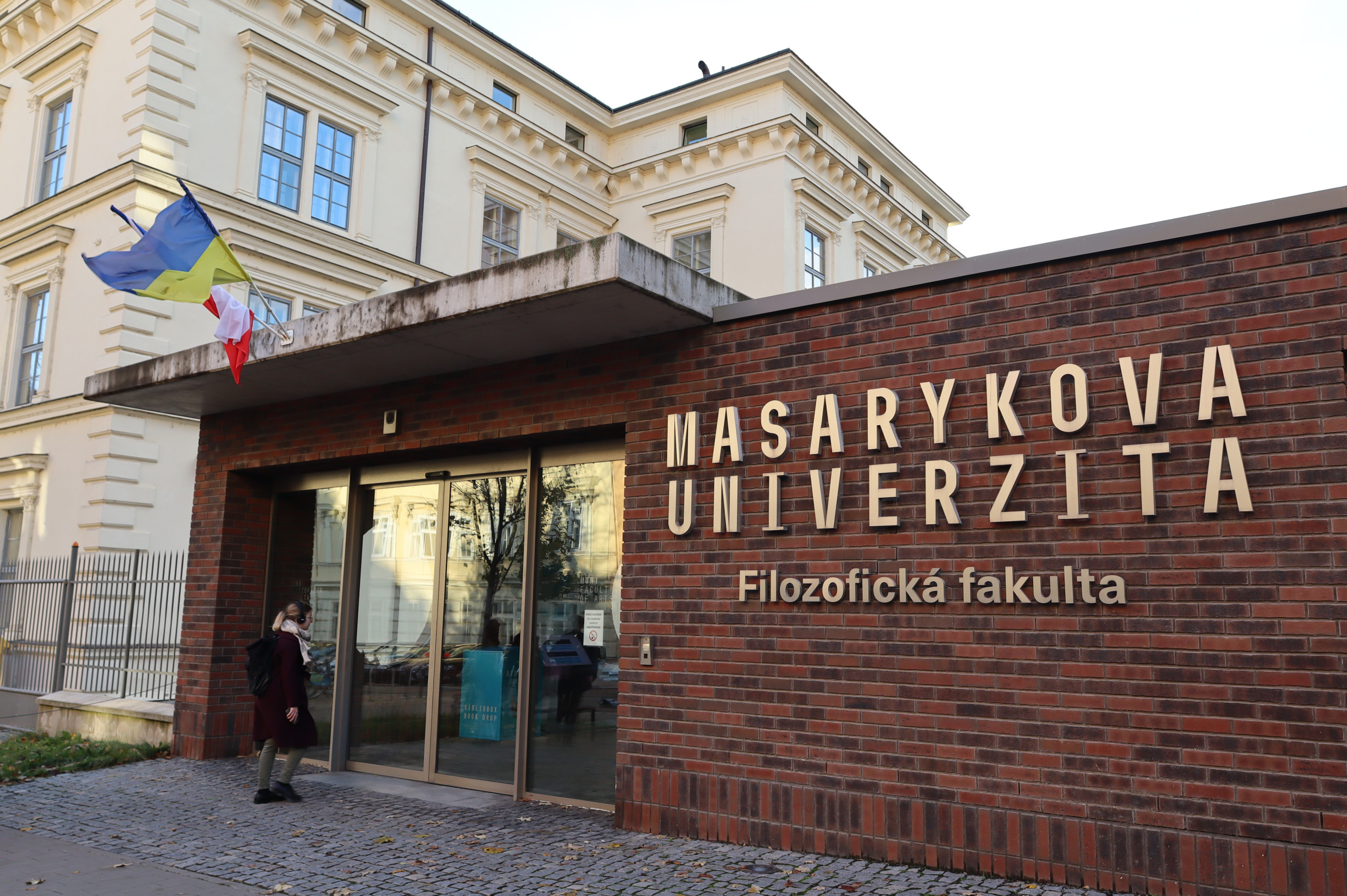 „Mohl narušit psychologické bezpečí studentů.“ Škola po šetření propustila známého profesora, ten vinu odmítá