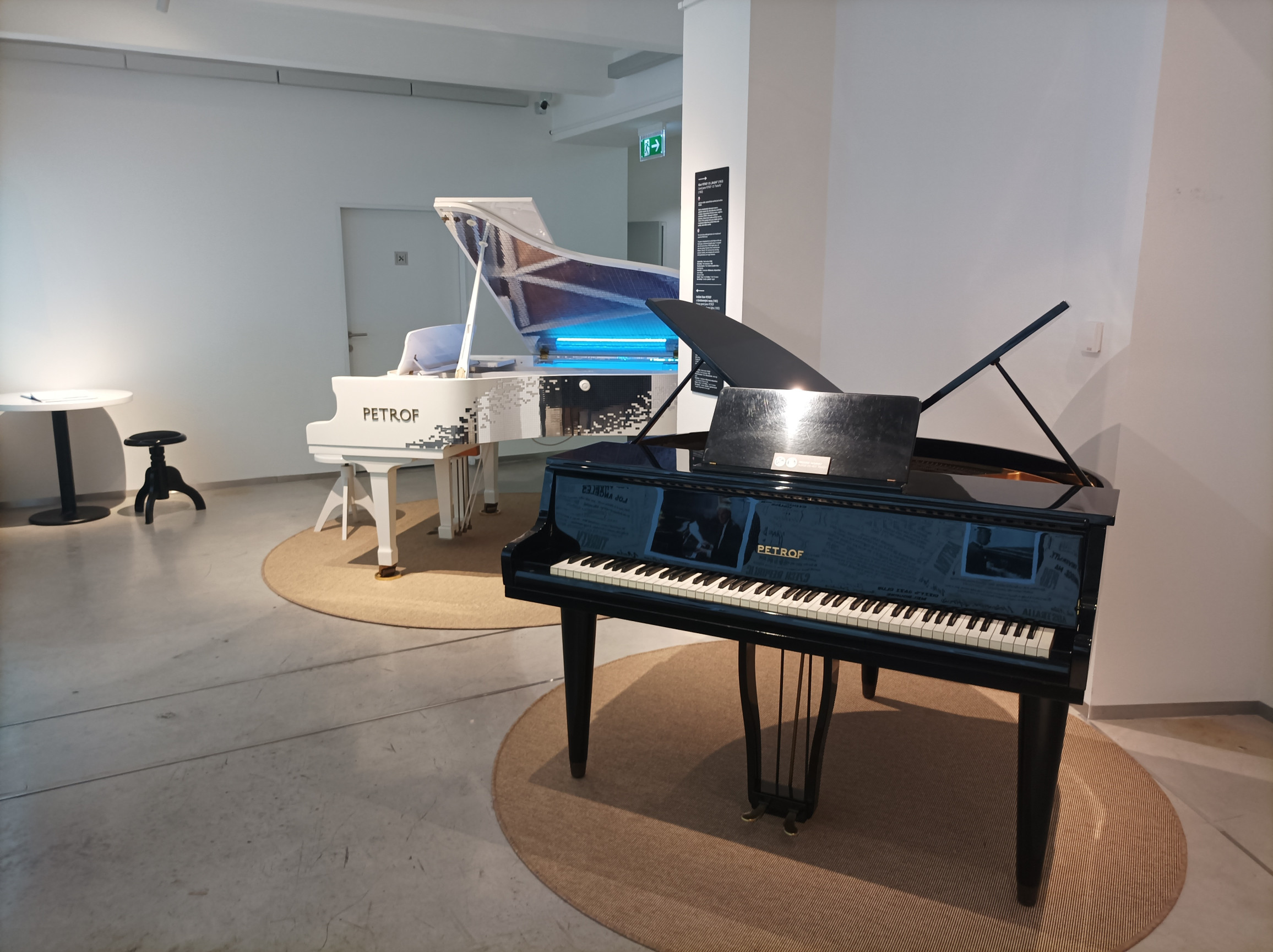 Od Destinnové po Taylor Swift. Výrobce klavírů Petrof má nové muzeum, maluje se v něm hudbou