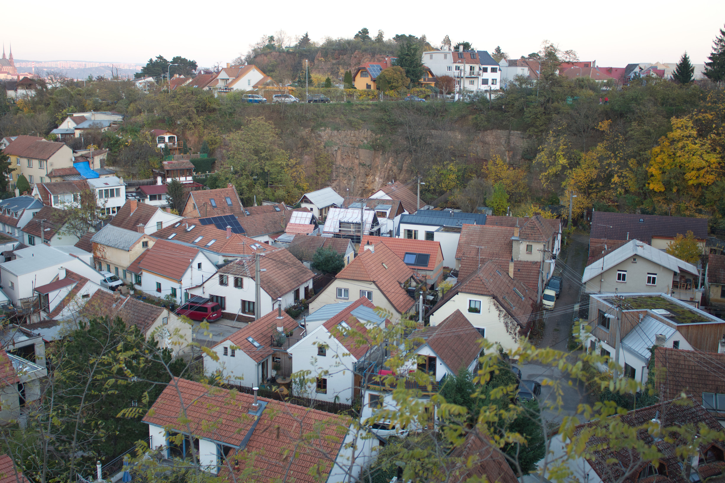 Sto let brněnské Kamenné kolonie. Byla baštou umělců a trápila ji padající skála, vzdor proměnám si dál uchovává svého ducha