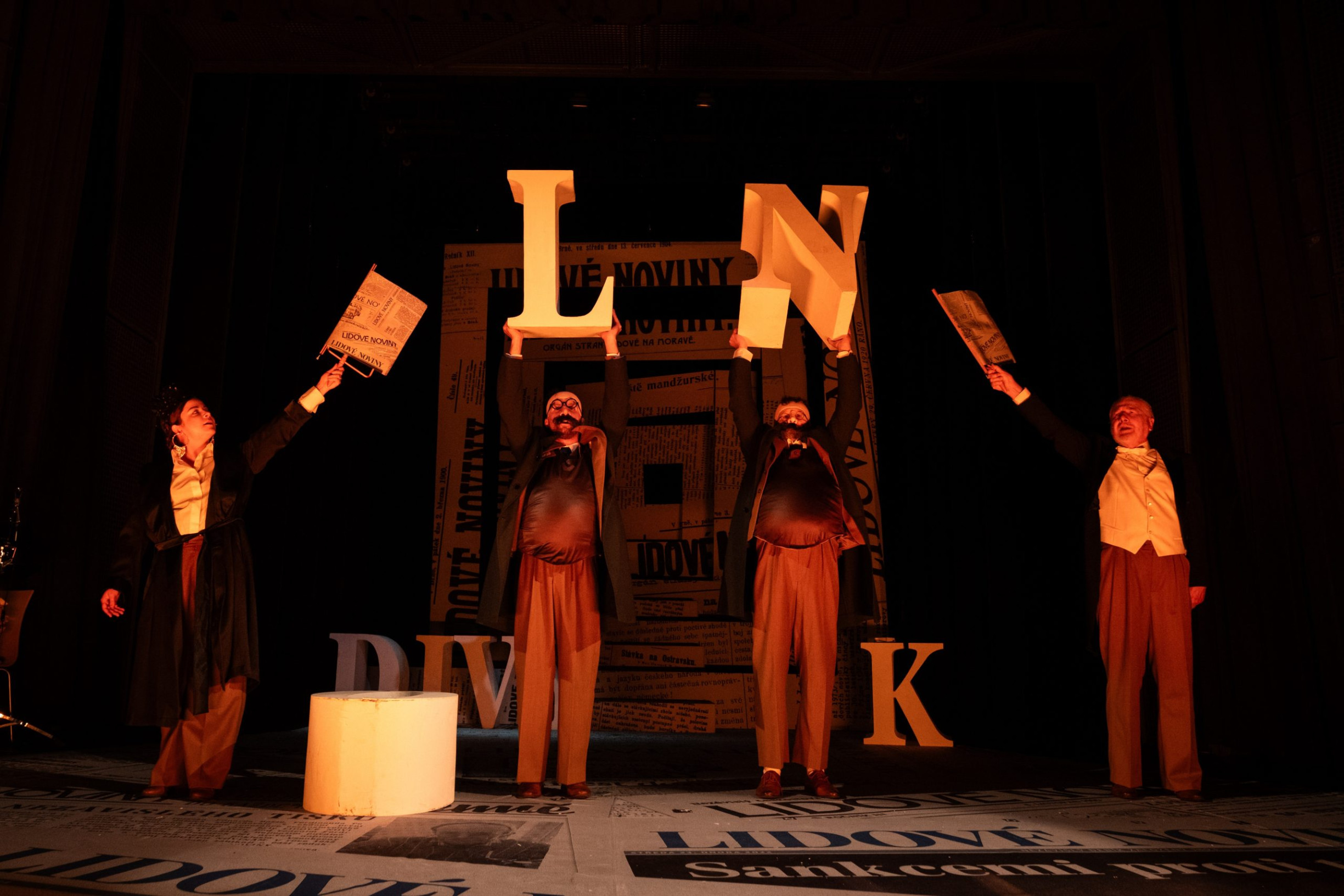 Lidovky jdou do řiti. Slavné noviny na papíře skončily, jejich příběh oživuje brněnský kabaret