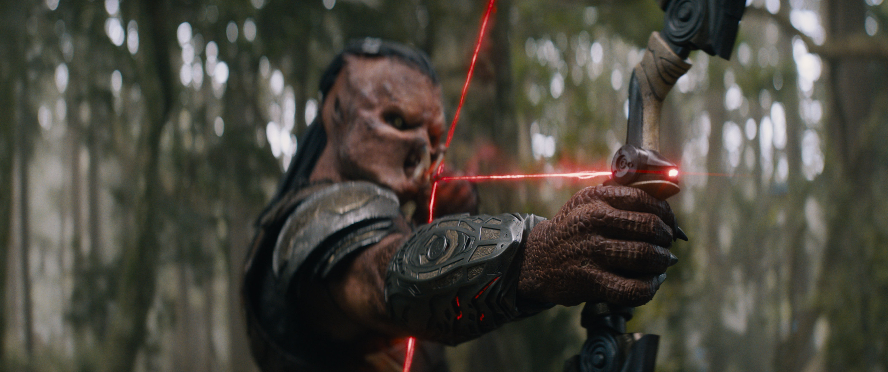 Nový Predátor je důkladně disneyfikovaný. Z drsné podívané se stala počítačová hra pro děti