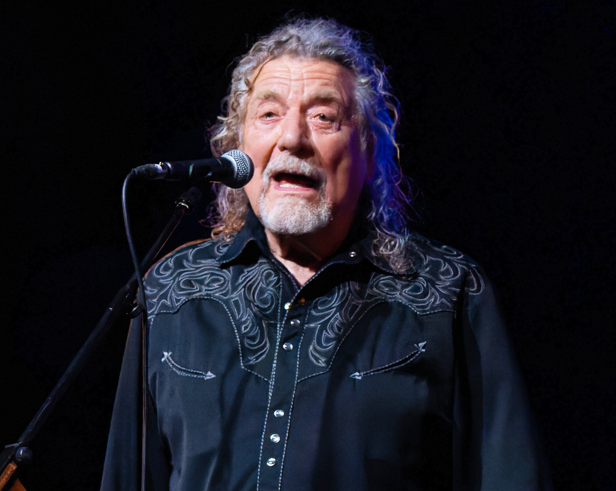 „Proč zpívat pořád dokola Stairway to Heaven?“ Robert Plant páchá krásnou komerční sebevraždu