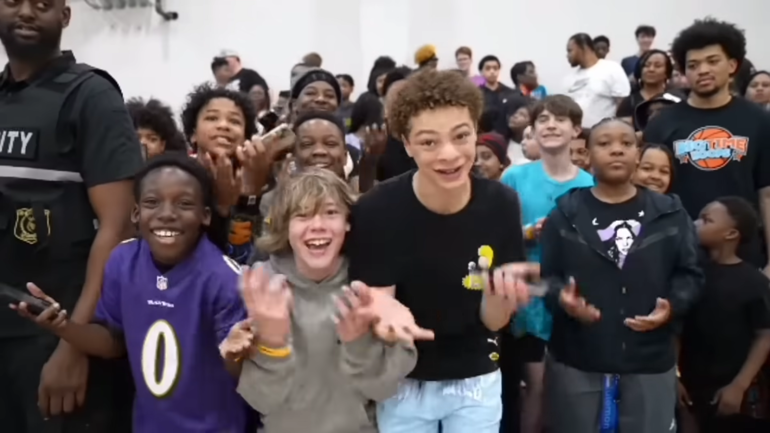 Děti zběsile mávají rukama a opakují „six seven“. Podstatou trendu ze sociálních sítí je jeho nesmyslnost a absurdita