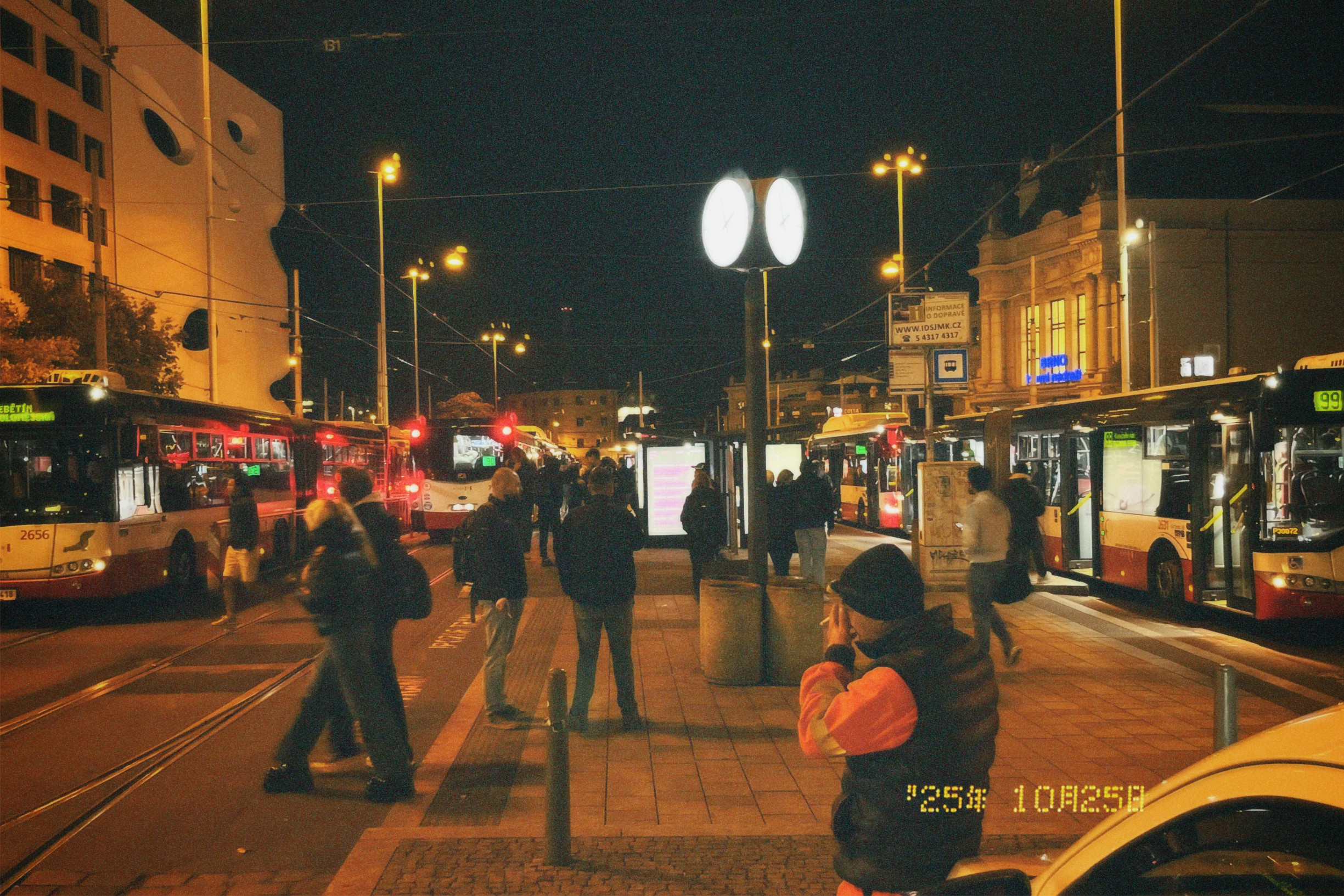 Řidiči budí spáče, „volavkový“ autobus chytá černé pasažéry. Reportáž z brněnských nočních rozjezdů