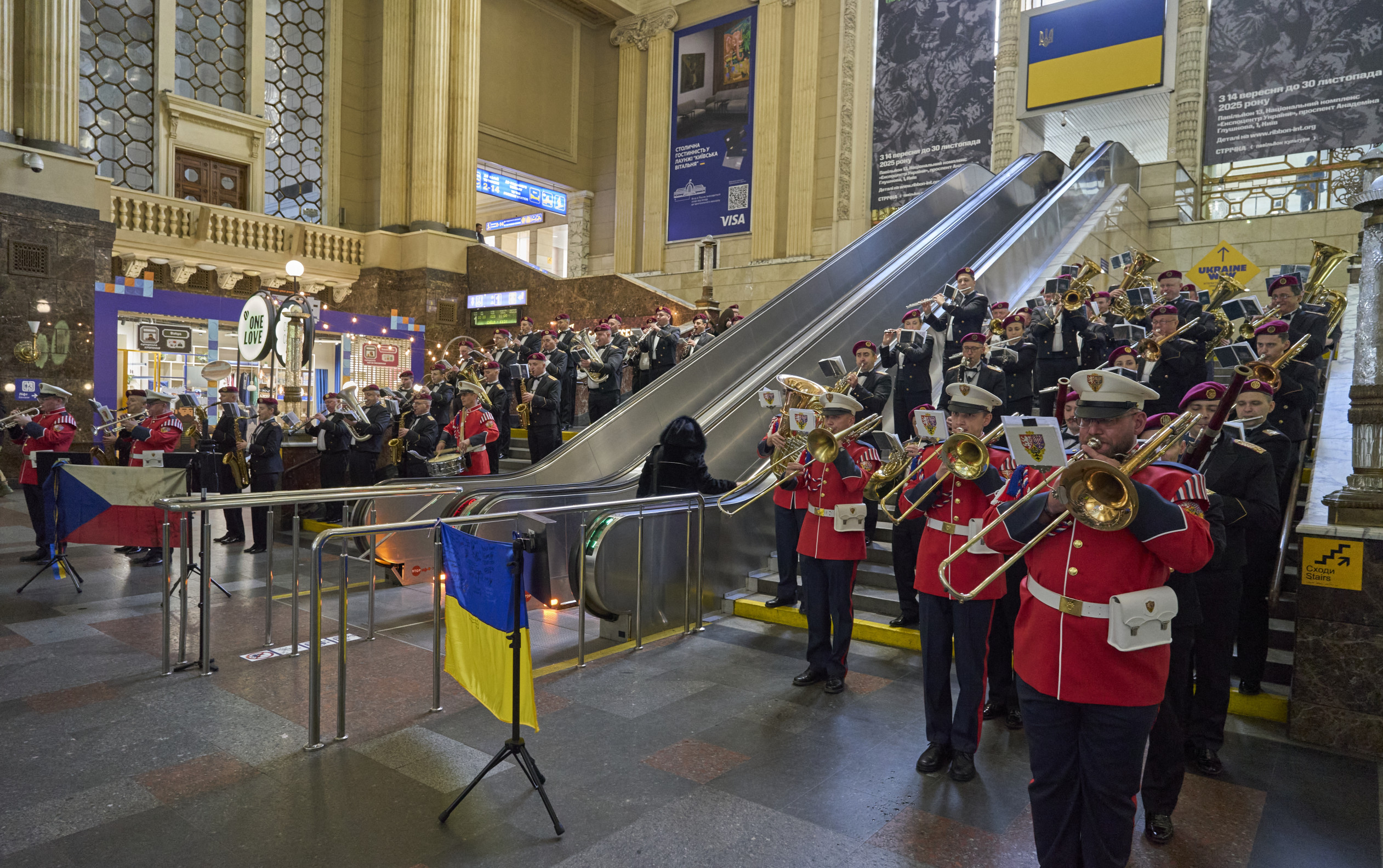 Video: Překvapení v Kyjevě. Česká Hradní stráž zahrála před zakrvácenou vlajkou z roku 1968
