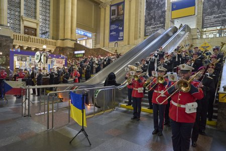 Video: Překvapení v Kyjevě. Česká Hradní stráž zahrála před zakrvácenou vlajkou z roku 1968