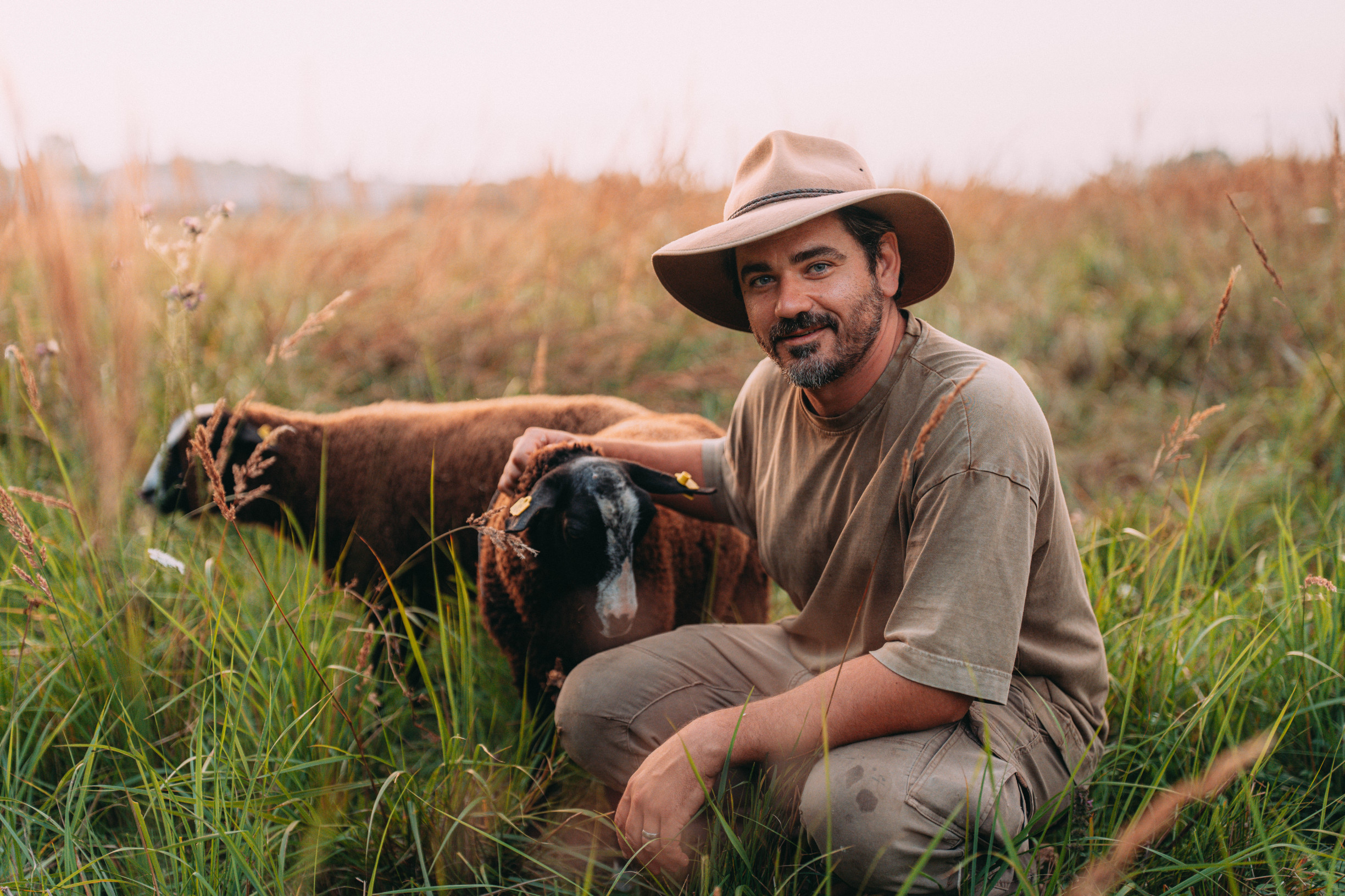 „Nechtěl jsem, aby mě milovali, když mě vůbec neznají.“ S Vojtou Kotkem o toxické dětské slávě a vědomém zaprodávání se