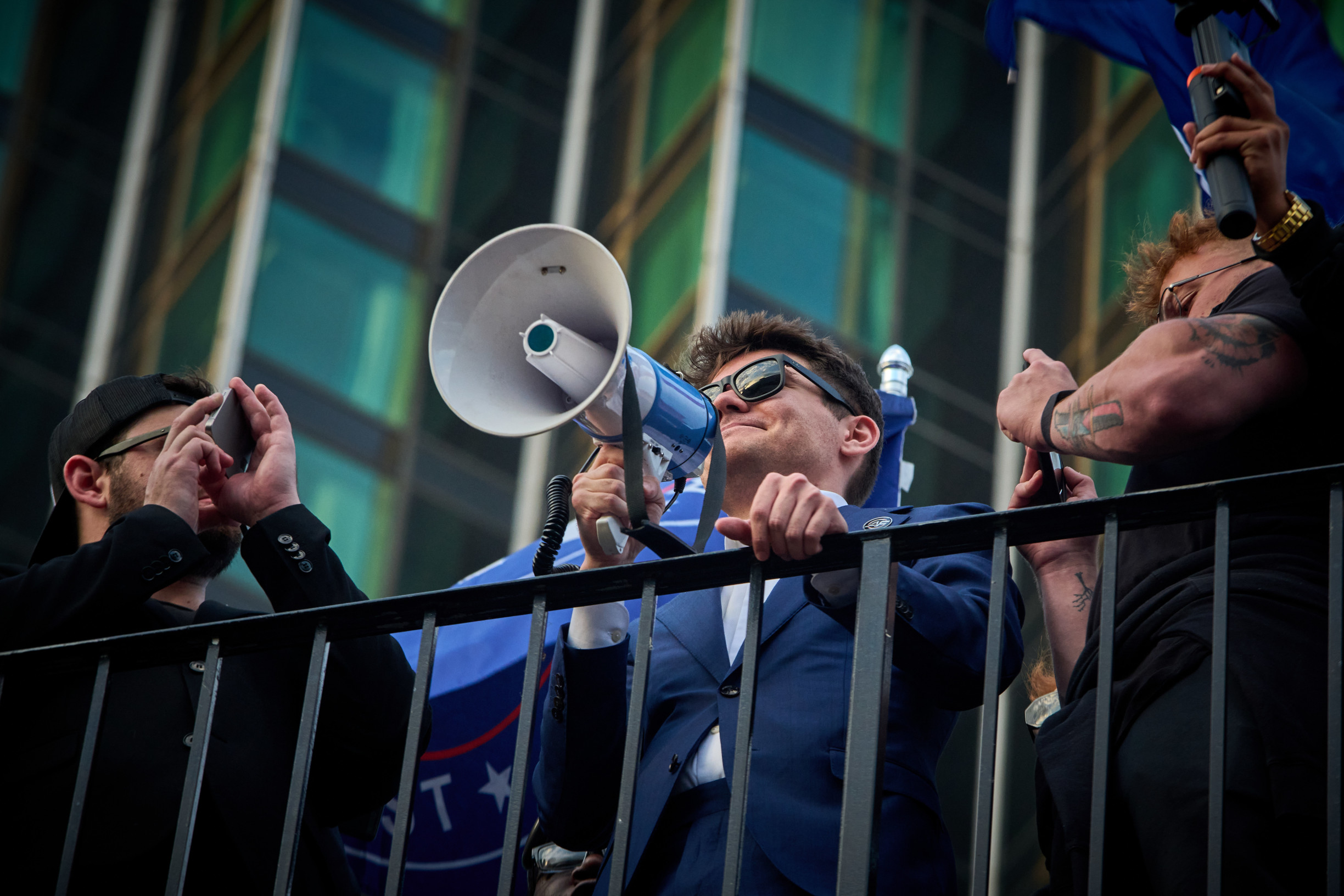 Obdivuje Hitlera, Putina i Tálibán. Co udělá vzestup influencera Nicka Fuentese s americkou krajní pravicí?