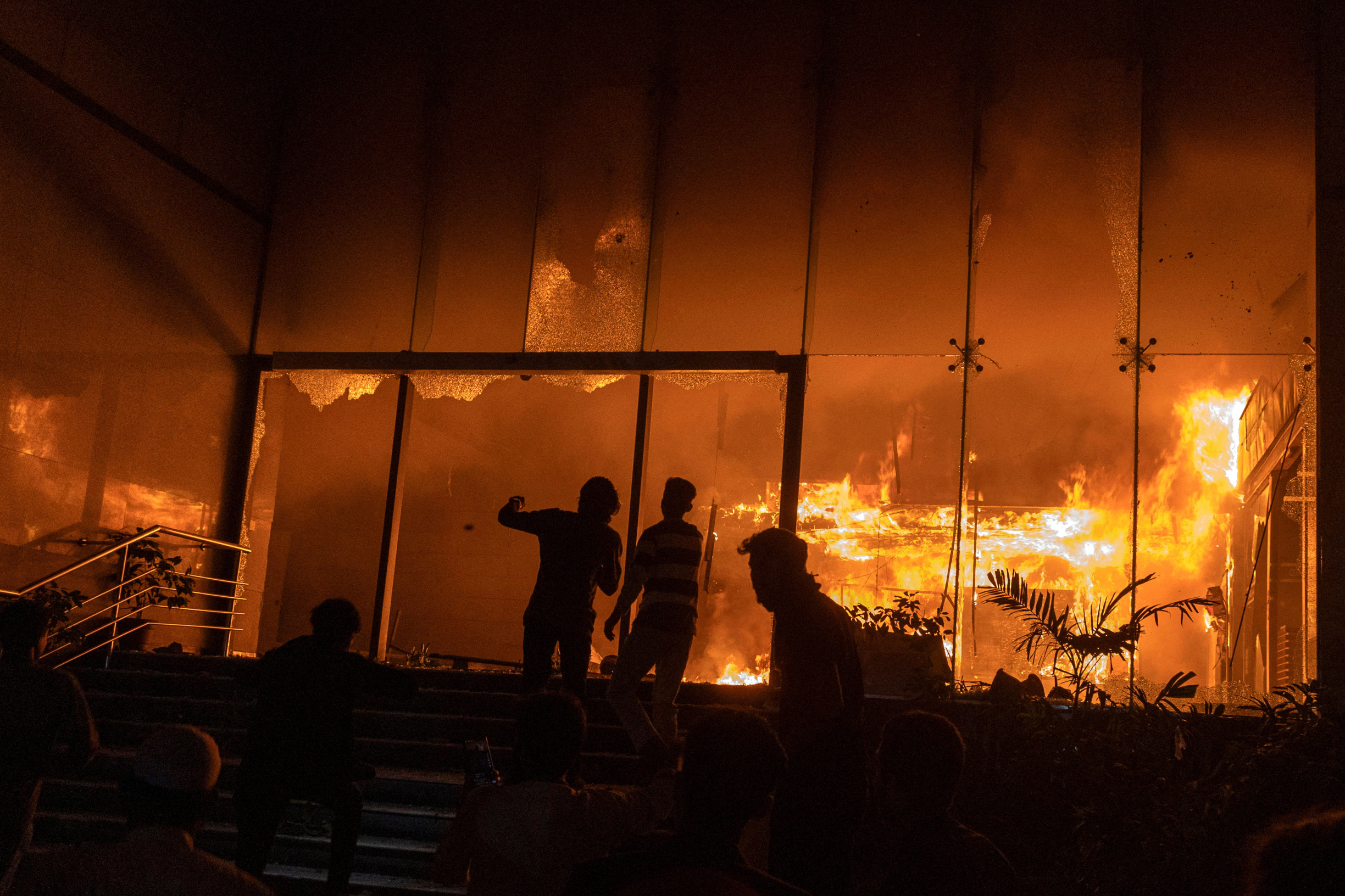 Papiňák osmé největší země vybuchl. Po zavraždění studentského vůdce vypálili rozzuření lidé dvoje největší noviny