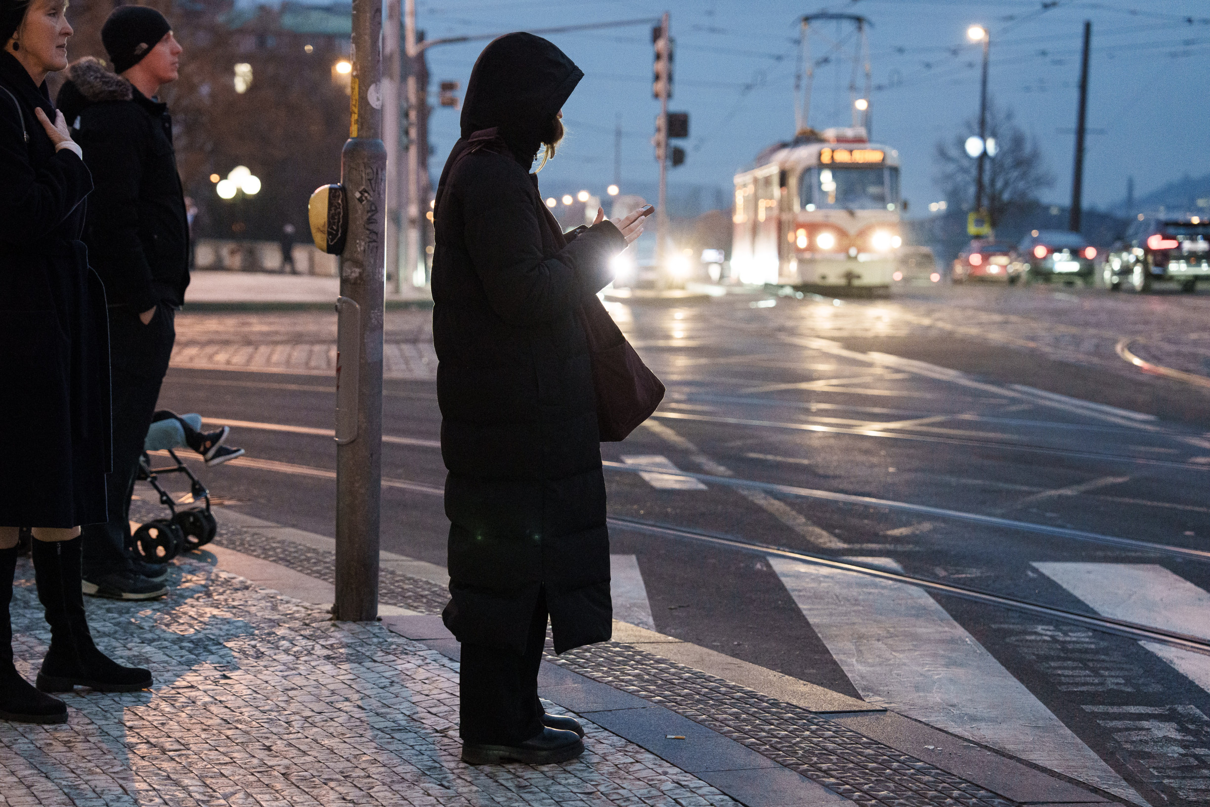Prahu dusí doprava, a to i před „zelenou školou“, ukazuje investigativní měření ovzduší. Nadto vidíme jen část nečistot